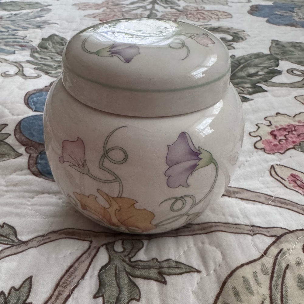 1980’s Vintage Sweet Pea Floral Ceramic Jar by Sadler England